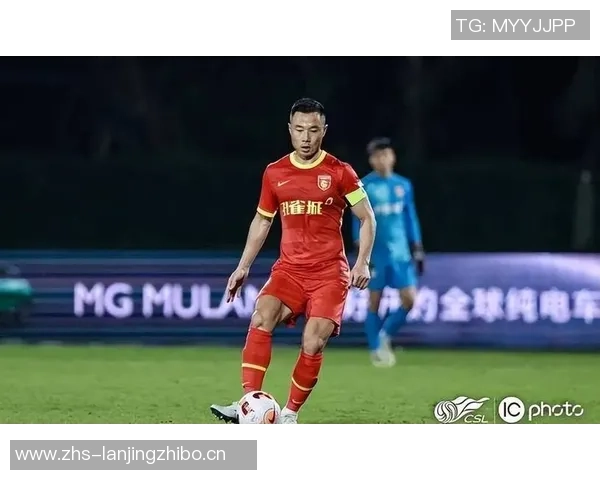 足球明星身着中国传统服饰展现文化魅力引发全球关注与热议